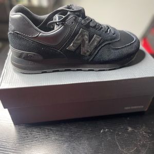 New Balance Black tennis shoes